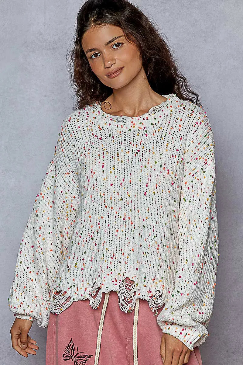 Moderne damegenser med trendy frynser langs ermer og rund hals, perfekt for en stilig look.