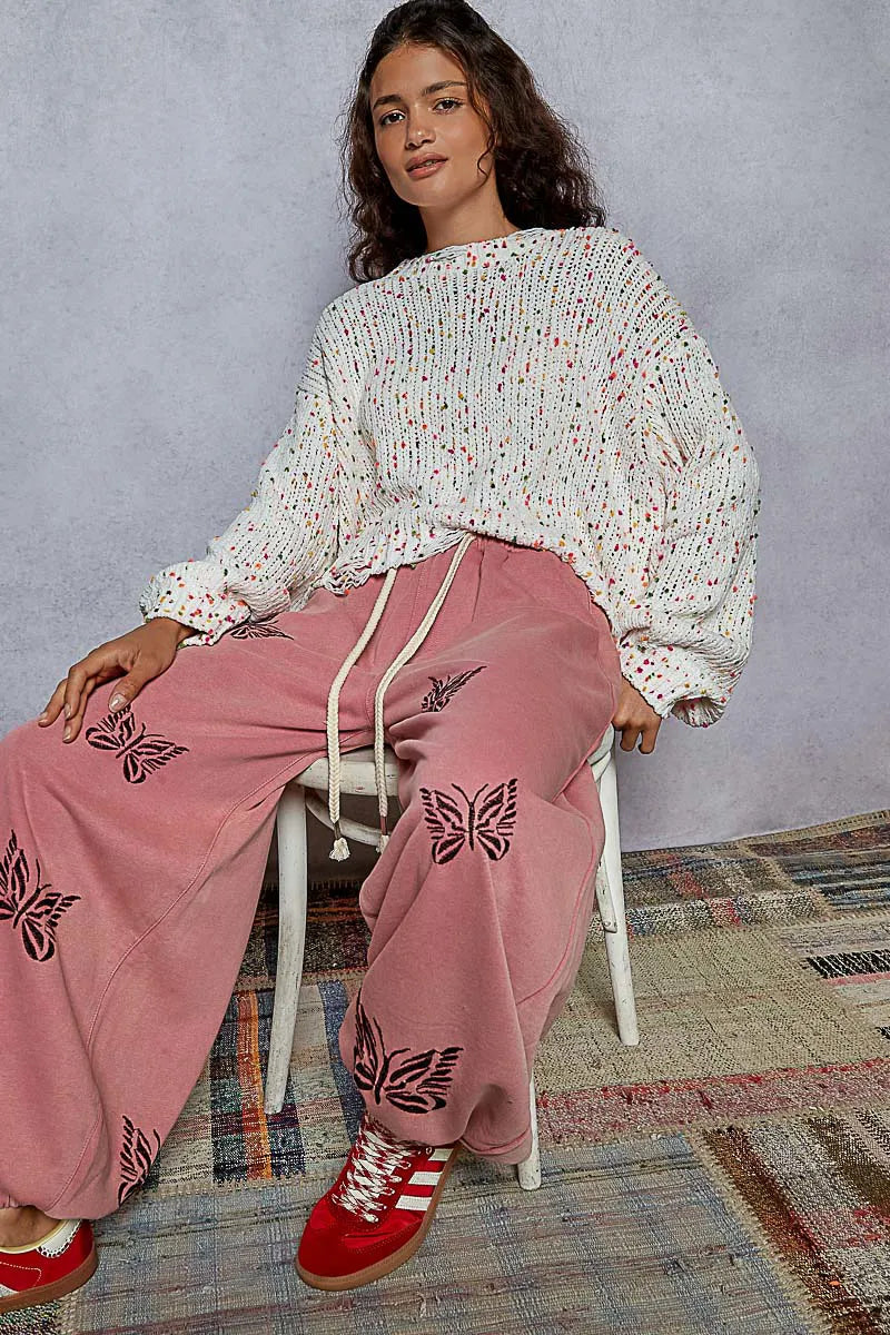 Elegant damegenser med rund hals og frynser, stylet for en trendy og avslappet hverdag.