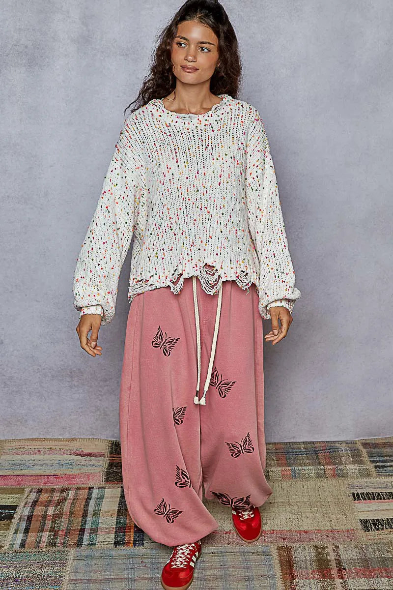 Allsidig damegenser med rund hals og frynser, lett å kombinere for en casual eller moderne stil.