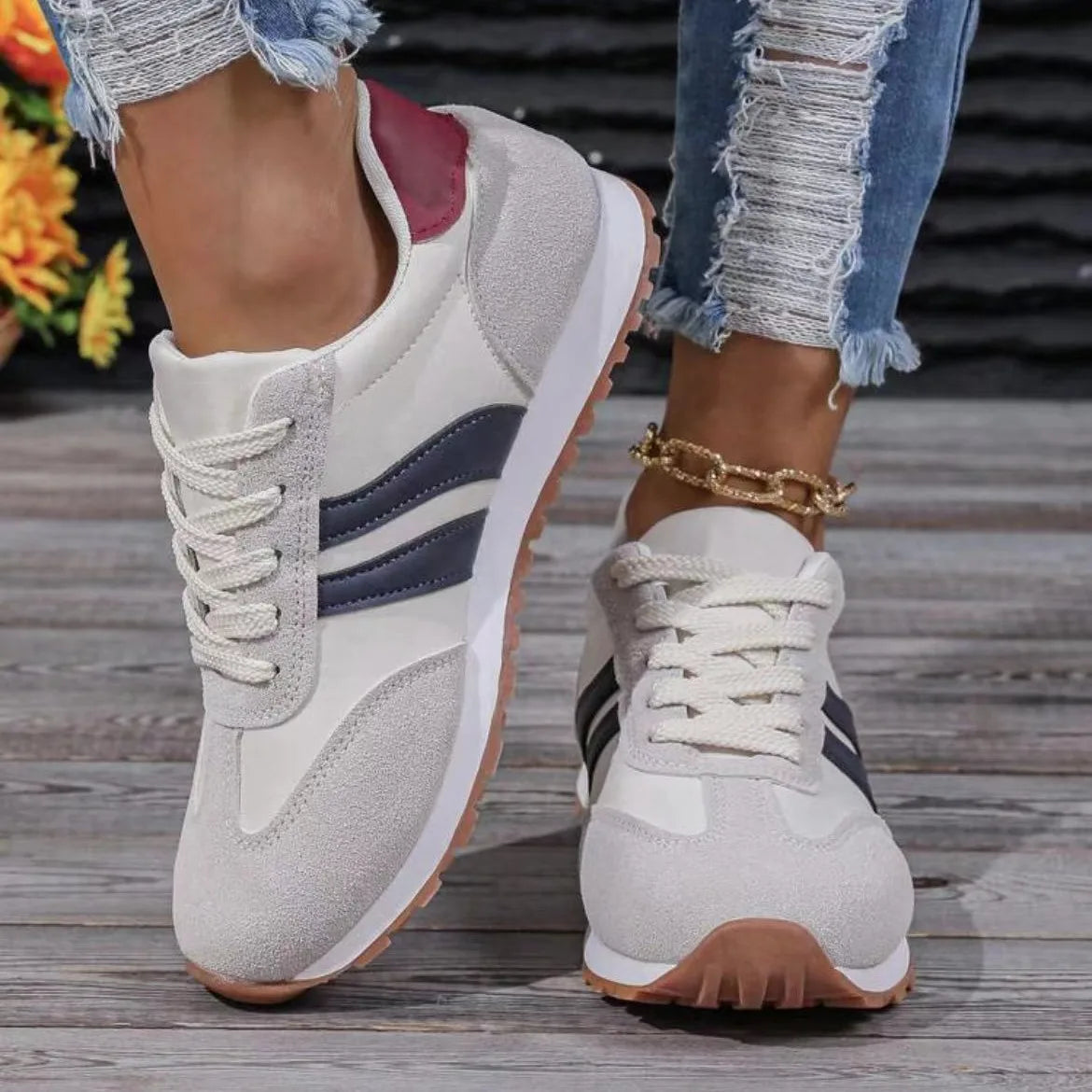 Nye lavtopp damesneakers med markerte sidestriper. Trendy og sporty joggesko for moderne kvinner.