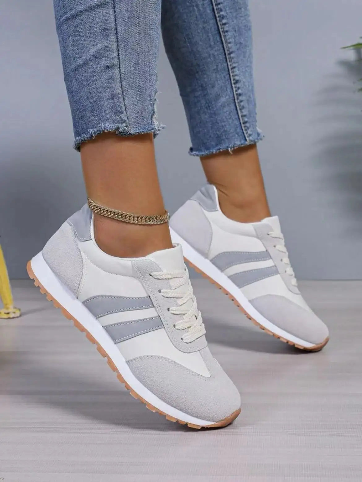 Stilige damesko, lavtopp sneakers med sidestriper. Trendy joggesko for komfortabel bruk hele dagen.