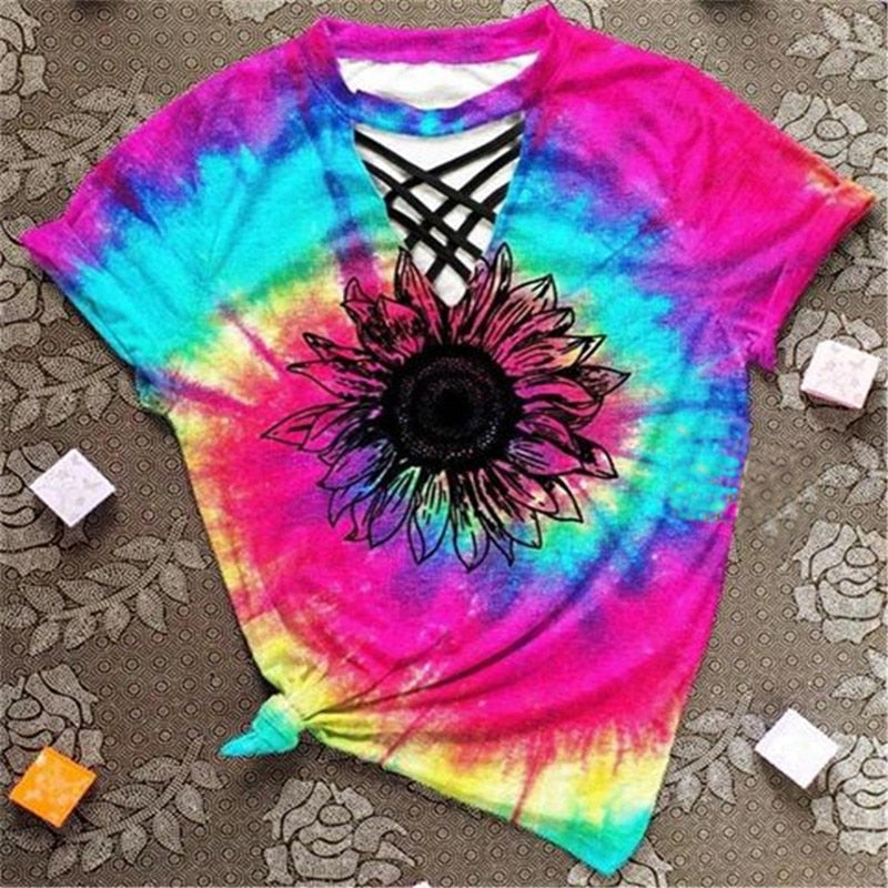 Trendy kortermet t-skjorte for kvinner med v-hals, tie-dye mønster og hollow out-detaljer. Perfekt sommertopp for strand.
