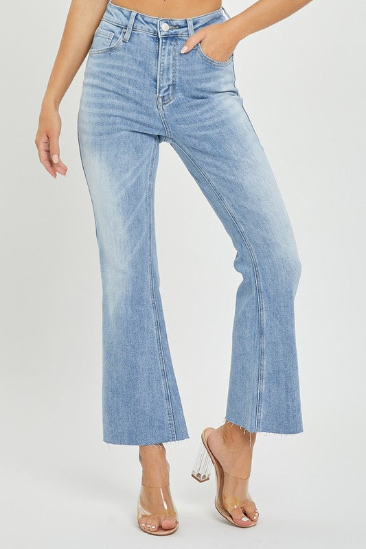 Stilfulle damebukser: crop flare jeans med høyt liv. Moderne passform, ideell for casual fritidsmote.