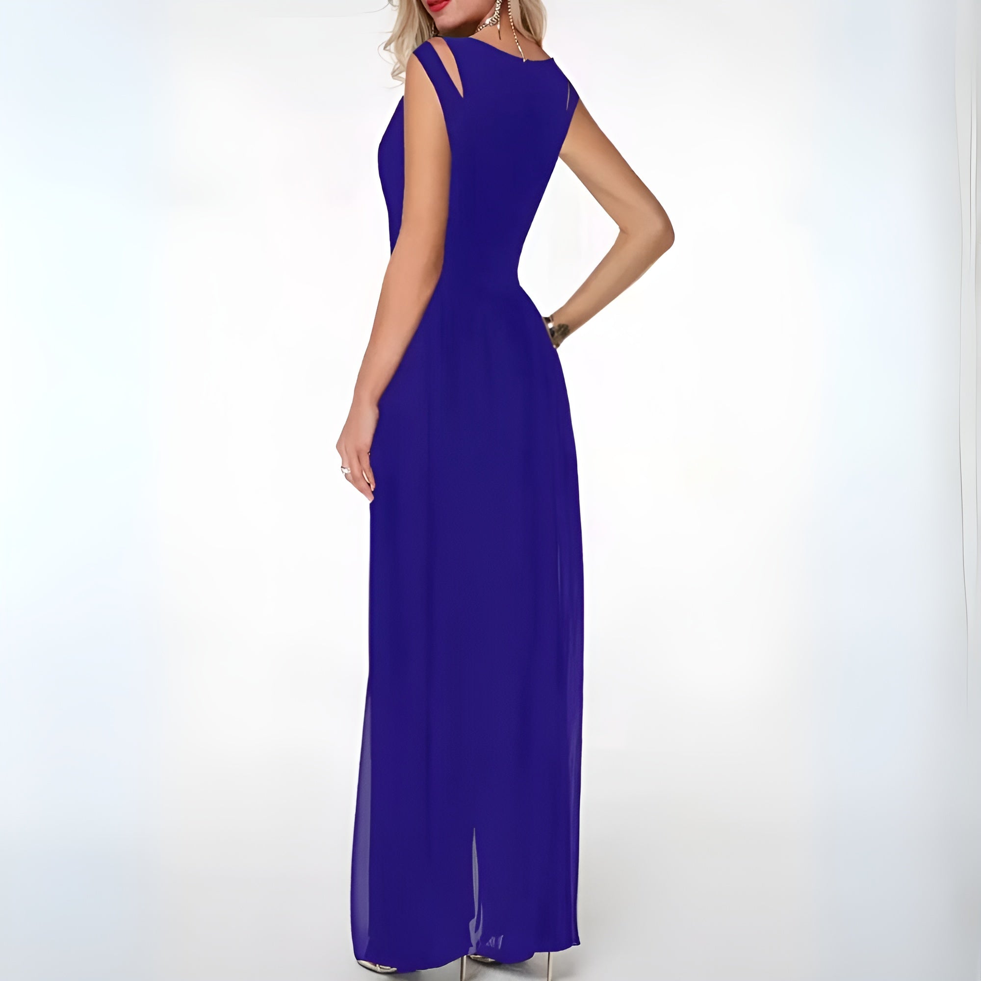Elegant dameoverall med moderne snitt, perfekt for komfortabel og allsidig bruk som sommer- eller festantrekk.