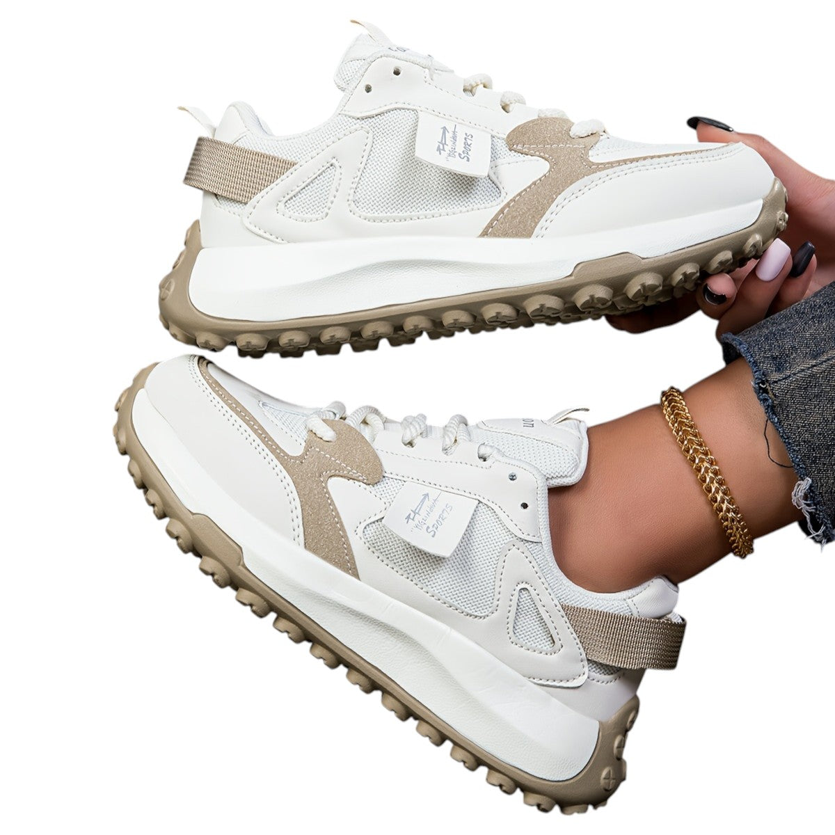 Moderne kvinners sneakers med trendy design og tykke såler. Allround sko for vår og sommer, gir god komfort.