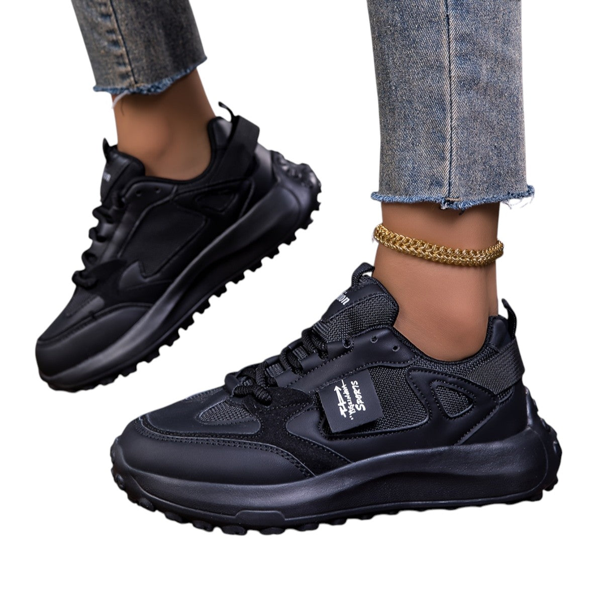 Sideprofil av stilige kvinners joggesko med høye såler og moderne design. Komfortable fritidssko med robust såle.