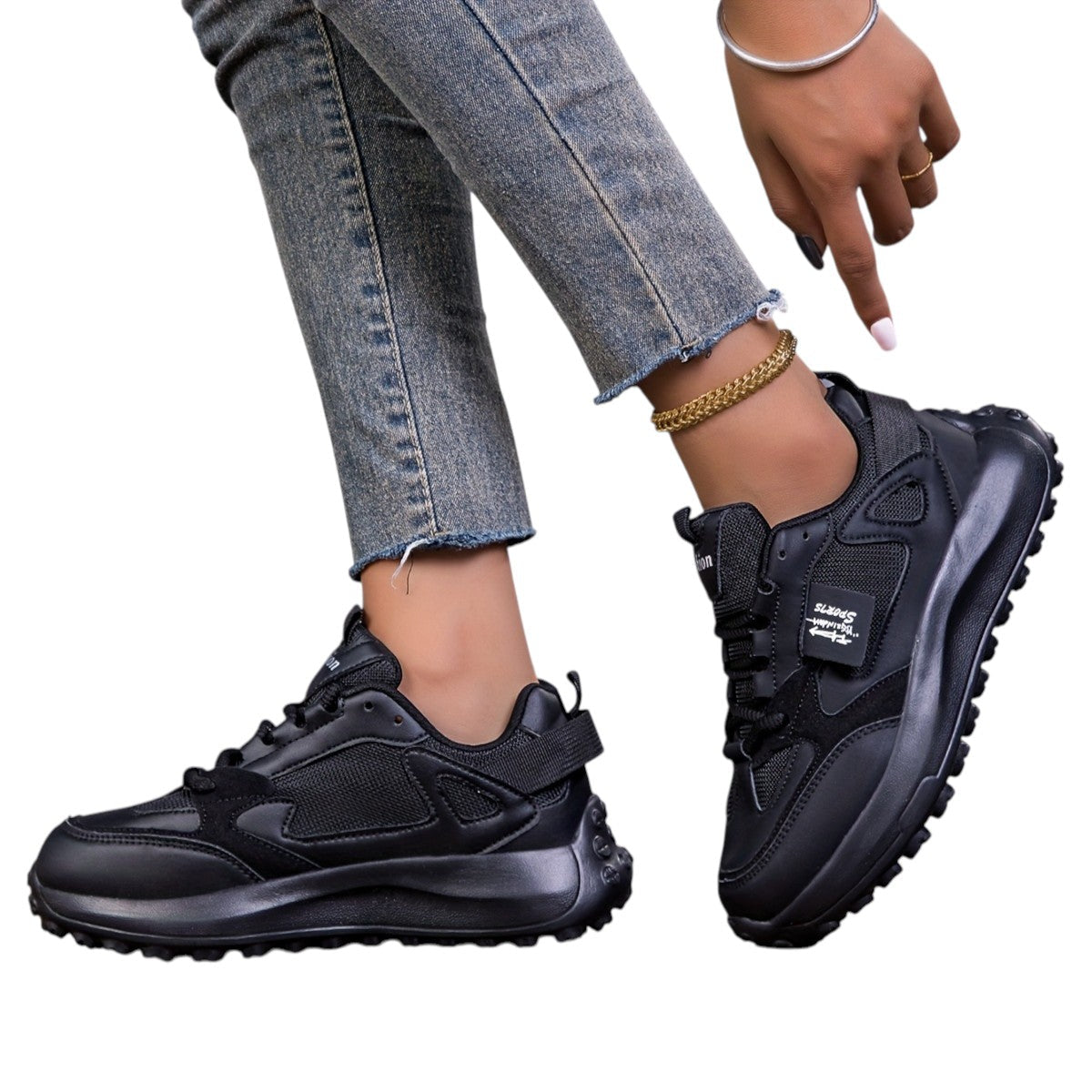 Frontvisning av trendy kvinners sneakers med høye såler. Ideelle komfortable sko for en fresh hverdagsstil.