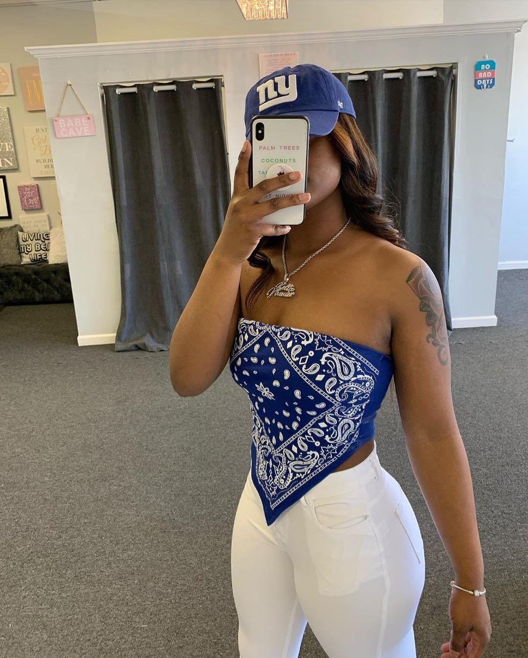 Stilig off-shoulder bandana crop topp for kvinner, ideell som sommertopp eller festtopp.