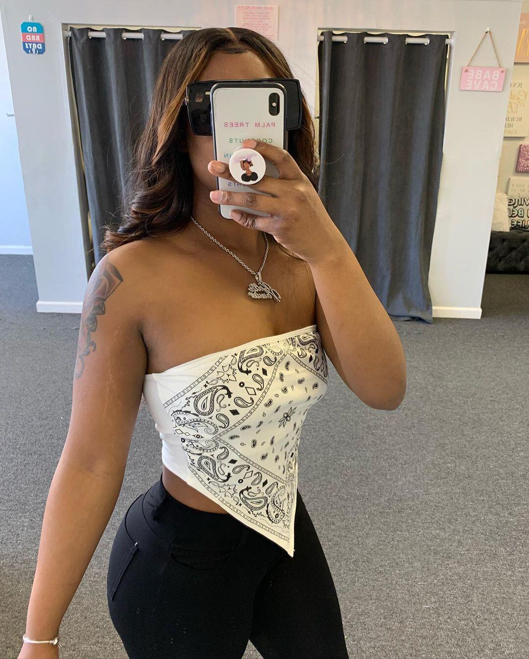Off-shoulder tube crop topp for kvinner i bandana-design, en trendy og behagelig sommertopp.