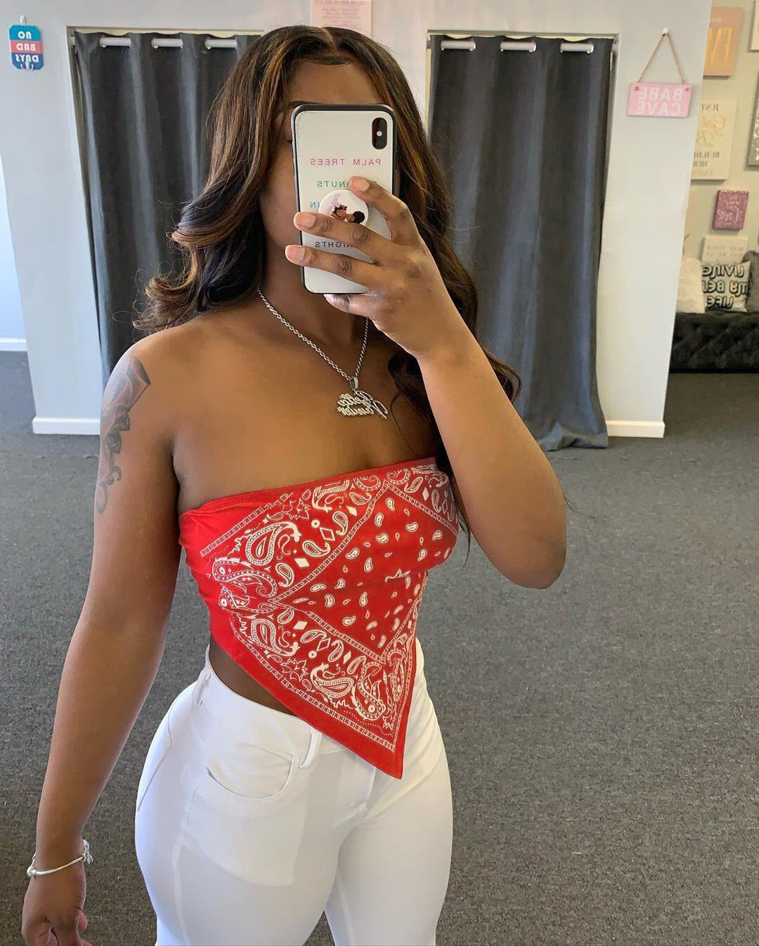 Trendy bandana tube crop topp for kvinner. En stilig og fargerik sommertopp som passer til fest.