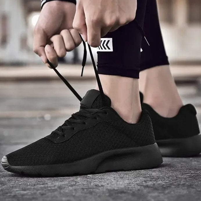 Moderne fritidssko/sneakers for menn, designet for aktivitet med lett og pustende stoff.