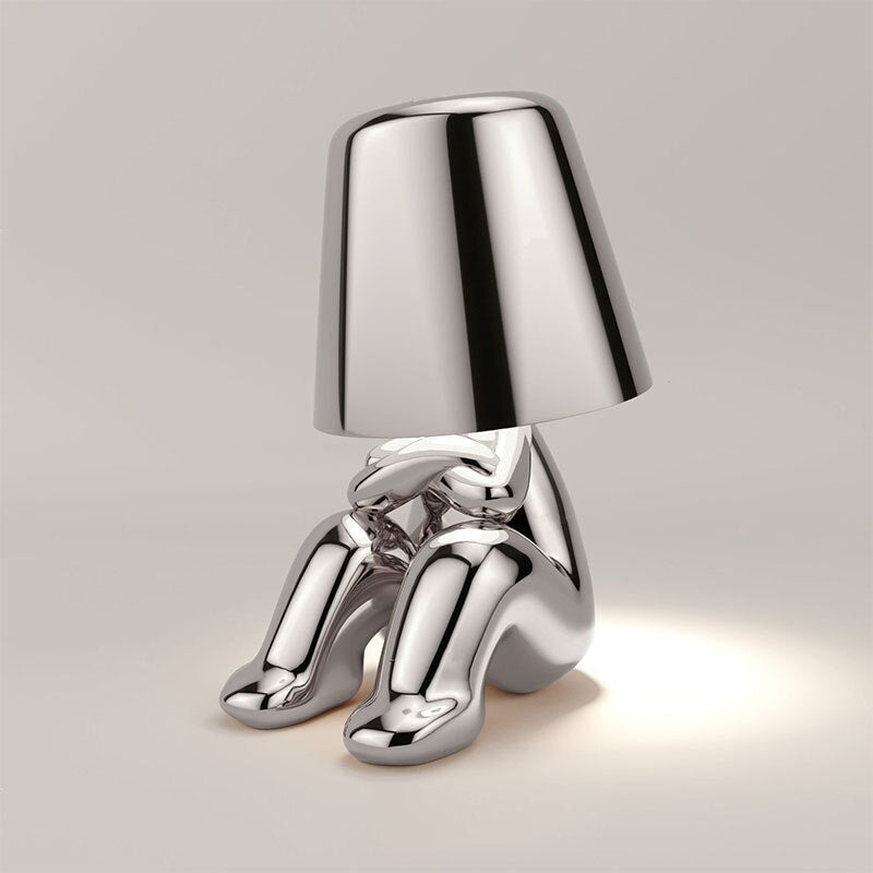 Vakker bordlampe gir koselig stemning. Perfekt for hjemmeinnredning, enten moderne eller klassisk stil.