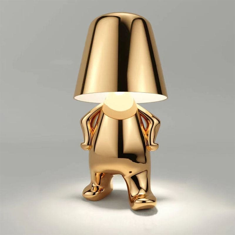Moderne bordlampe i gull, perfekt som dekorasjon og stemningsbelysning på nattbordet.