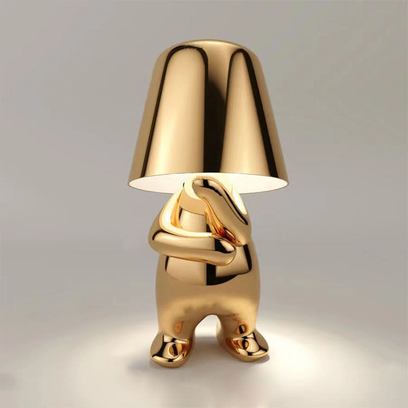Klassisk bordlampe i sølv, gir elegant leselys. Ideell for hjemmeinnredning og interiørdesign.