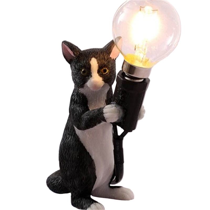 Unik bordlampe med elegant kattefigur. Dekorativ belysning for nattbord, stue eller kontor.