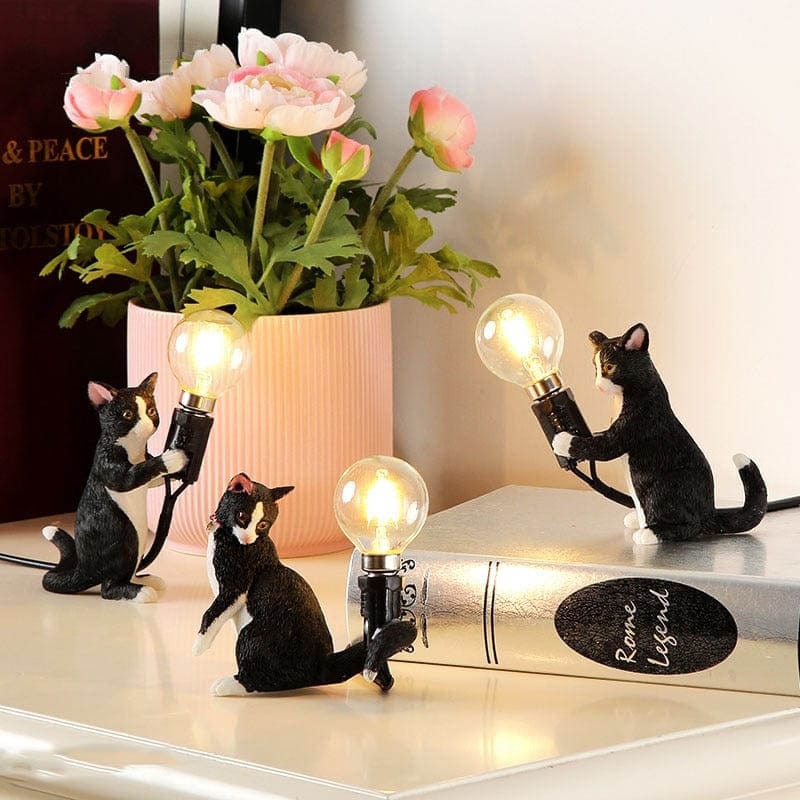 Elegant bordlampe med detaljert kattefigur. Gir varm og koselig belysning til ethvert rom.