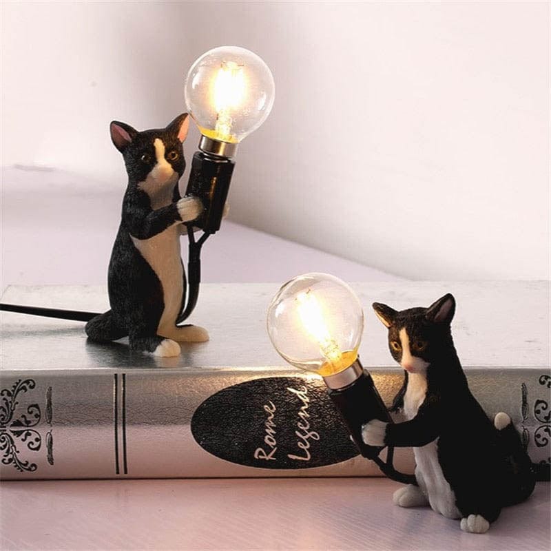 Unik bordlampe med sjarmerende kattefigur. Skaper koselig atmosfære med myk belysning.