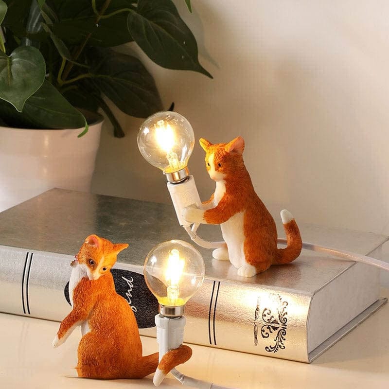 Moderne bordlampe med kattefigur. Perfekt for kontor, stue eller som koselig nattbordslampe.