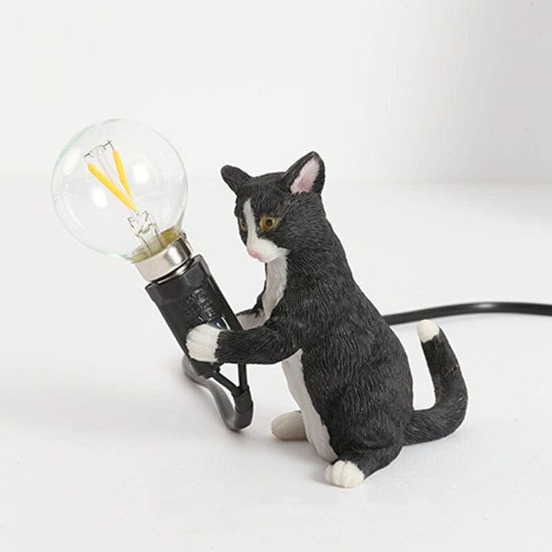 Dekorativ bordlampe med kattefigur. Skaper koselig belysning og er en flott designlampe til hjemmet.
