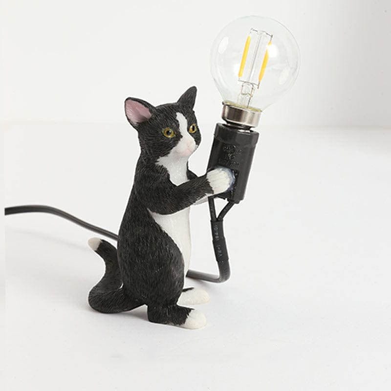 Praktisk gaveidé: bordlampe med søt kattefigur. Forbedrer interiøret med varm og innbydende belysning.