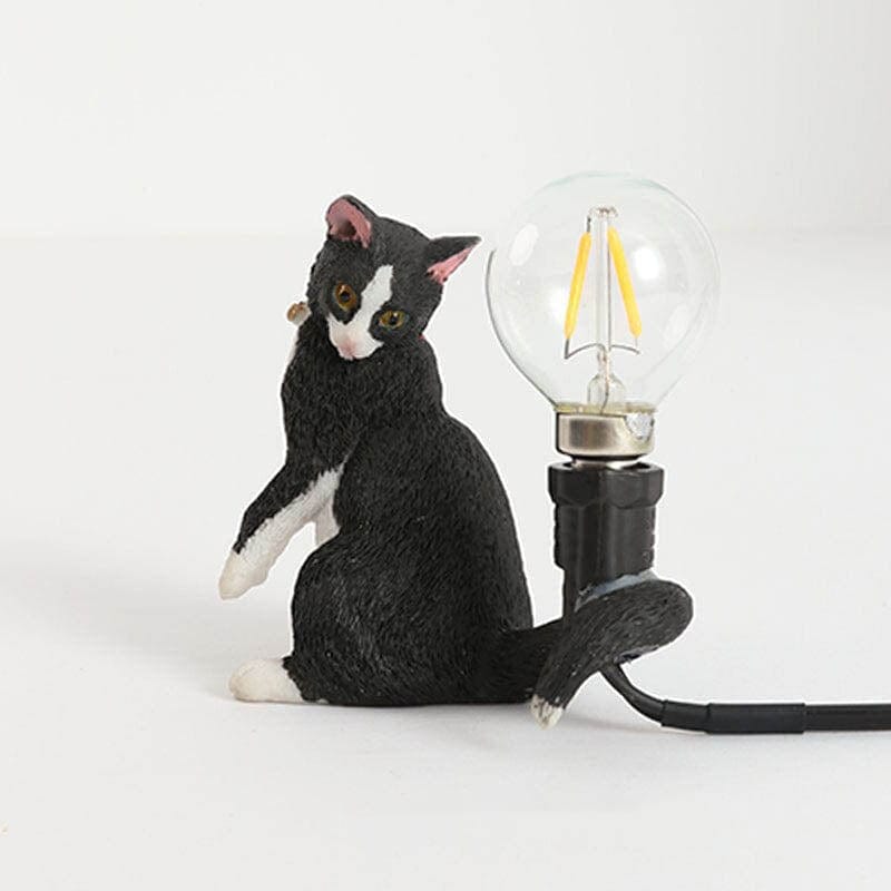 Attraktiv bordlampe med kattefigur. Funksjonell belysning og stilfull dekor til ditt hjem.