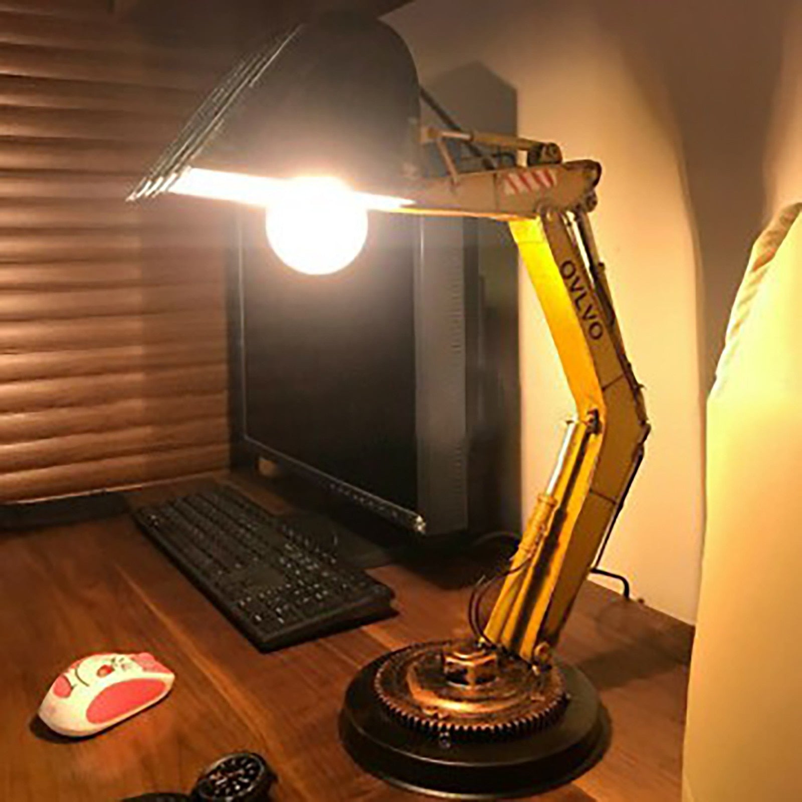 Gul gravemaskin LED-bordlampe for barnerom, med unik og industriell design. USB-drevet nattbordslampe.