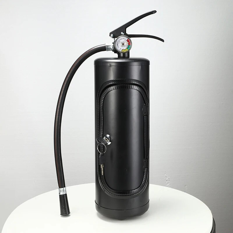 Allsidig flaskeholder med brannslukker-design. Passer for vin, champagne, whisky. Unikt blikkfang i interiøret.