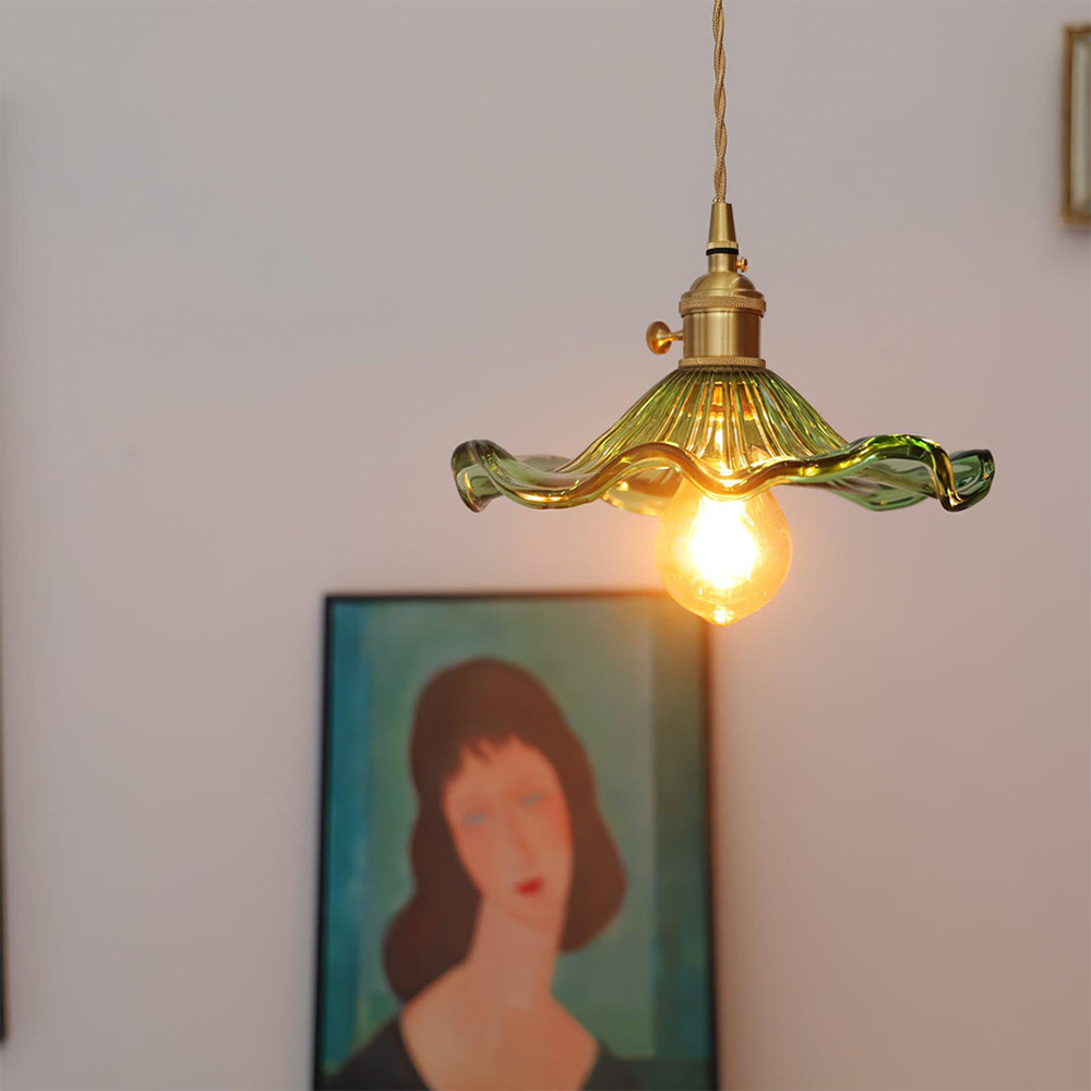 Dekorativ pendellampe i hibiskusdesign; ideell taklampe for stue eller over spisebord.