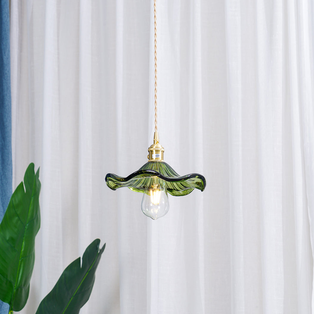 Unik hibiskuslampe, en moderne pendellampe med kunstnerisk blomsterdesign, fremhever hjemmeinnredningen.