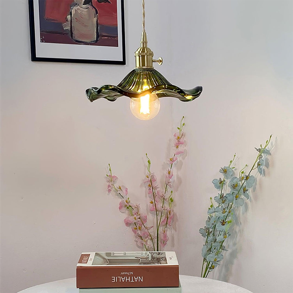 Stilren pendellampe med hibiskusblomster. Moderne taklampe som en unik interiørdetalj.