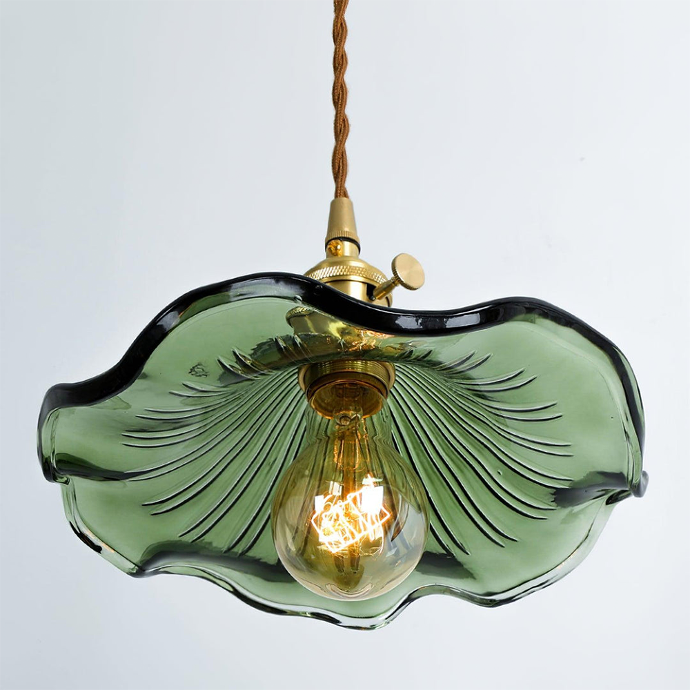 Moderne pendellampe med delikat hibiskusdesign, perfekt som stue lampe og dekorativ belysning.