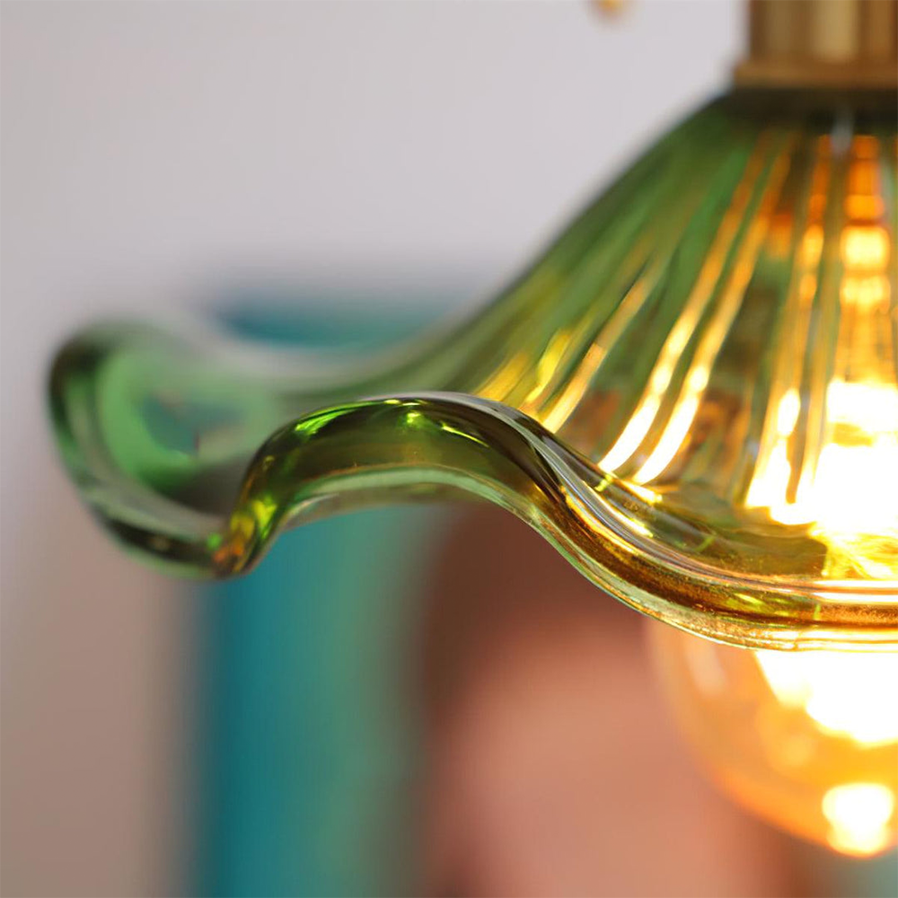 Pendellampe for spisebord med vakkert hibiskusdesign. En unik taklampe som løfter interiøret.