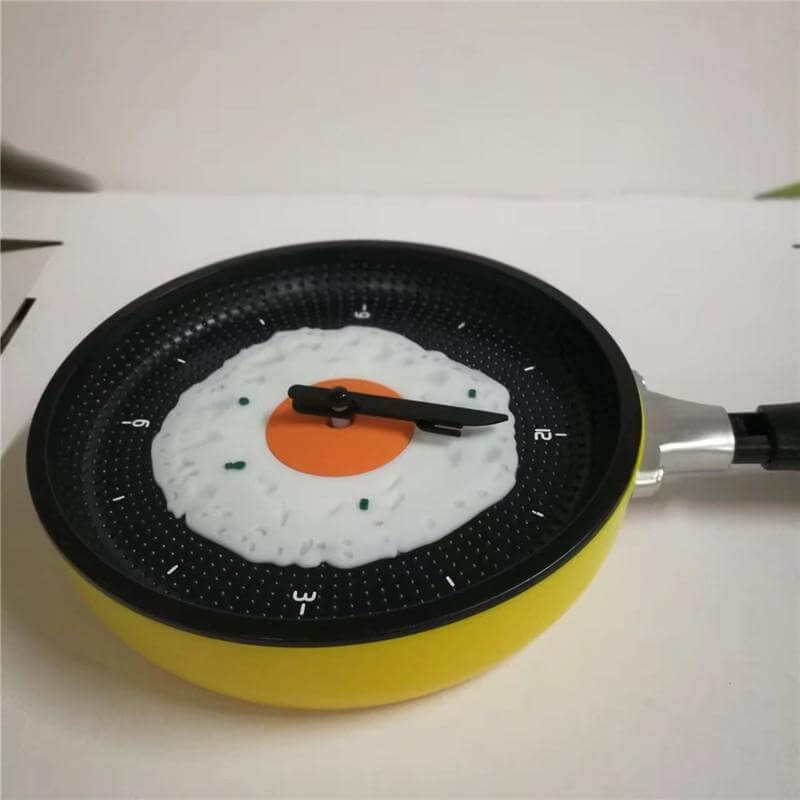 Fargerik stekepanneklokke for kjøkken, analog visning. Unik design og lydløst urverk.