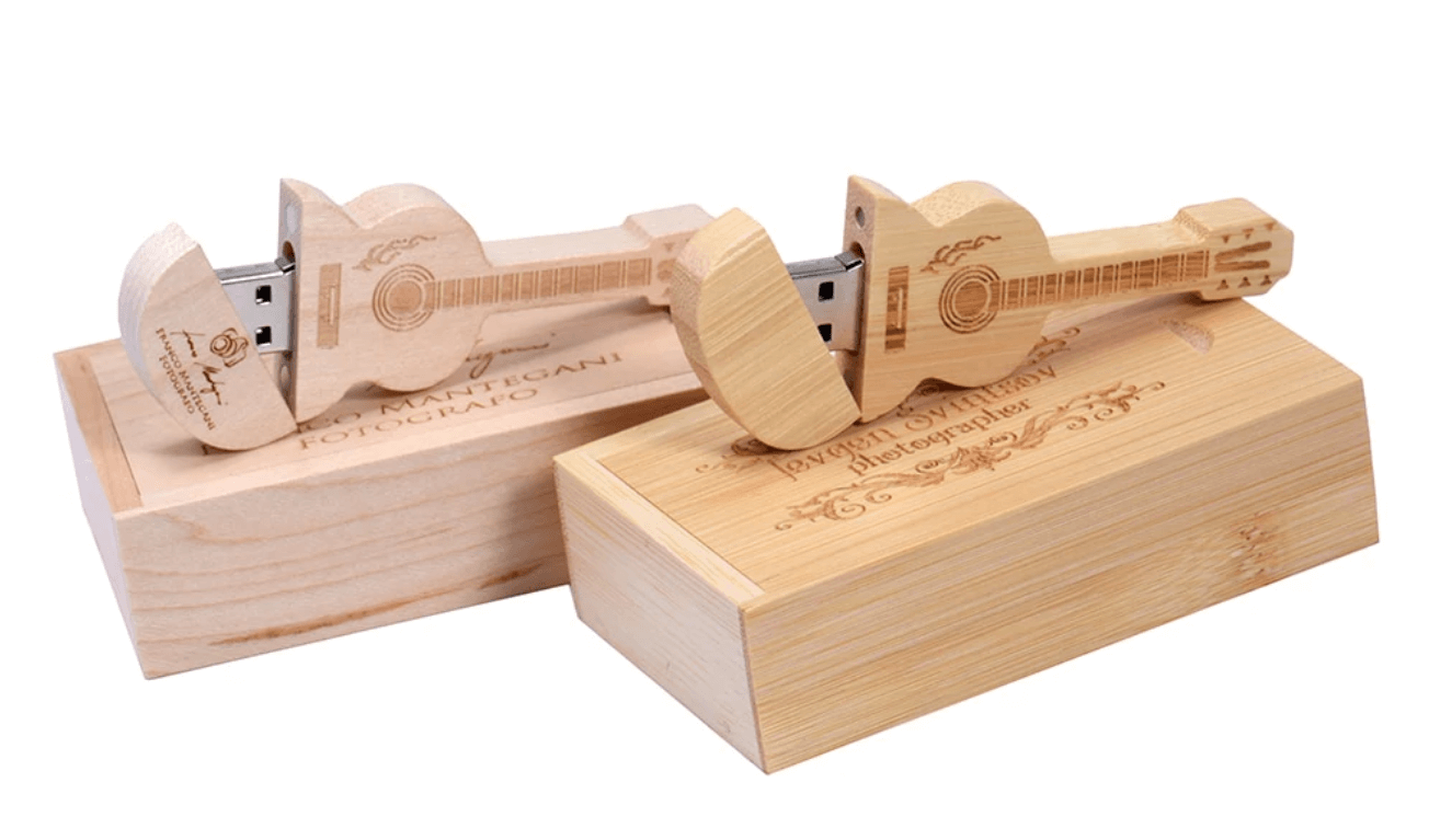 Sikker USB-minnepinne med unikt tregitar-design. Stilfull og pålitelig bærbar lagringsløsning for teknologi.