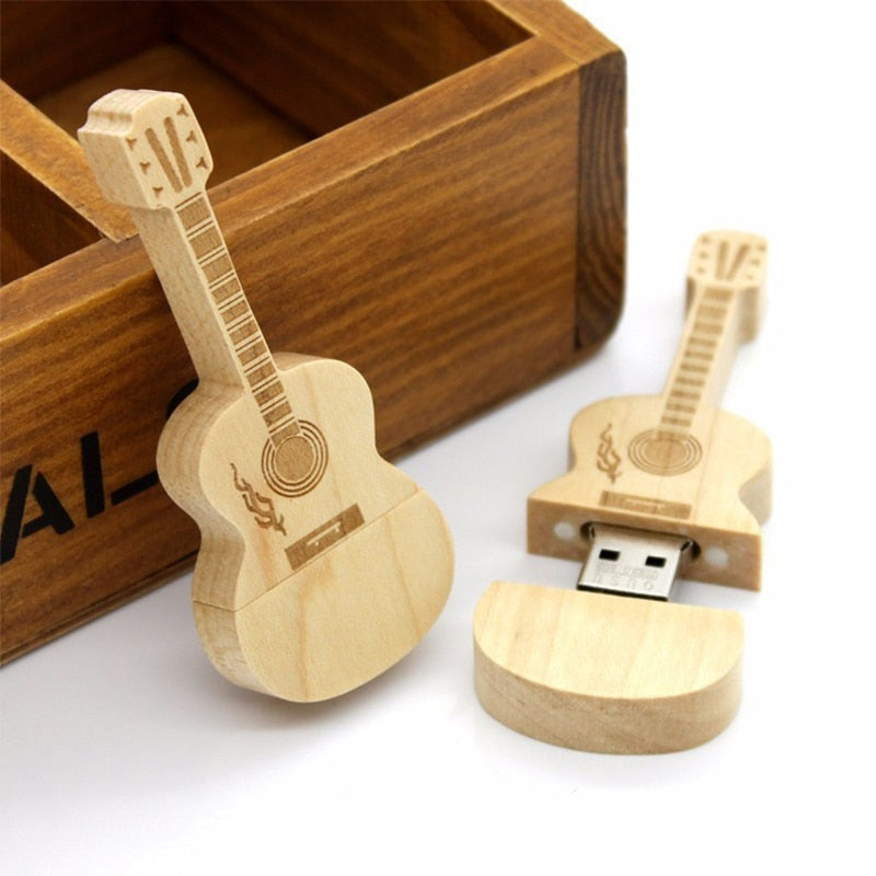 Stilfull USB-minnepinne formet som en tregitar. Perfekt bærbar lagring og unik gave til musikkinteresserte.