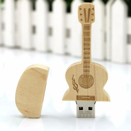 Praktisk gitar USB-minnepinne av tre. Sikker og miljøvennlig datalagring i et unikt design for gadget-entusiaster.