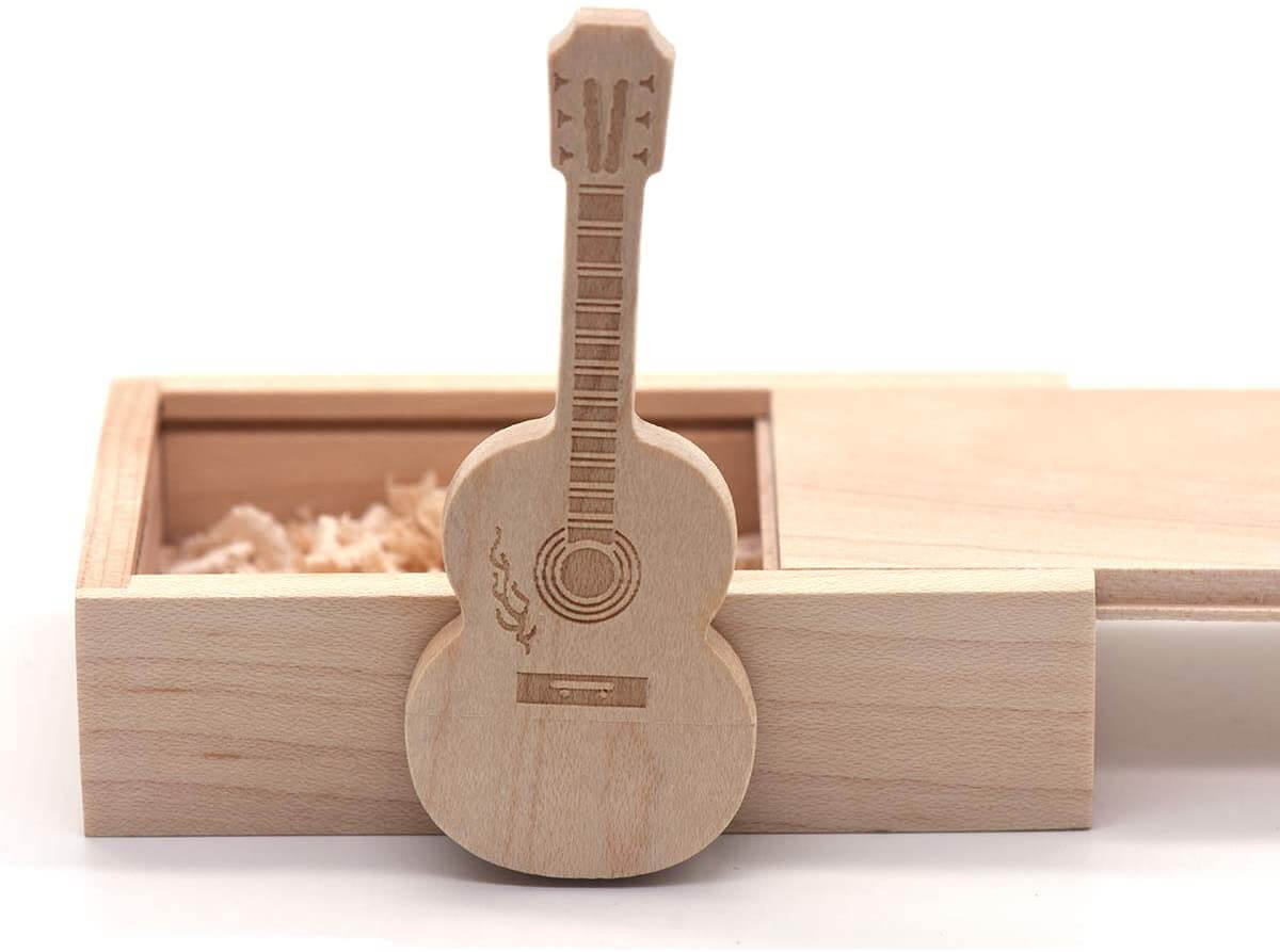 Detaljert tregitar USB-minnepinne, perfekt for sikker og bærbar datalagring. En stilig gadget for teknologi.