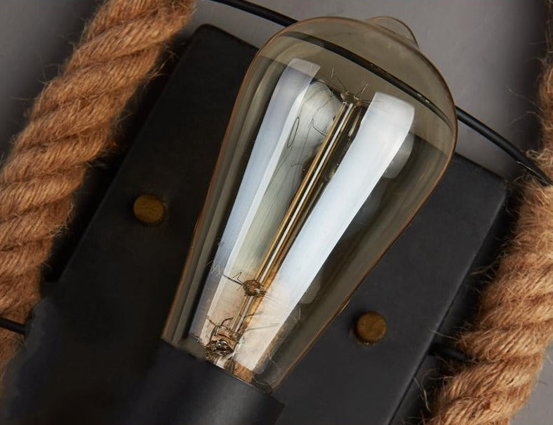 Unik og stilren vegglampe som kombinerer vintage og rustikk design for optimal hjemmeinnredning.