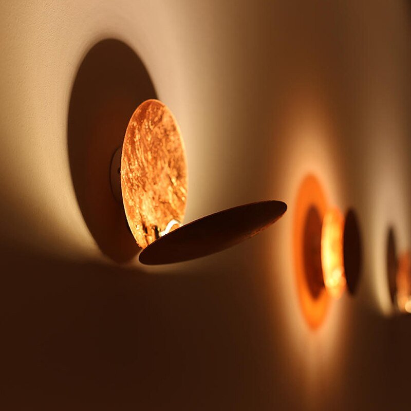 Atmosfærisk veggbelysning LED-lampe med moderne design. Unikt lysspill som skaper stemning i interiøret.