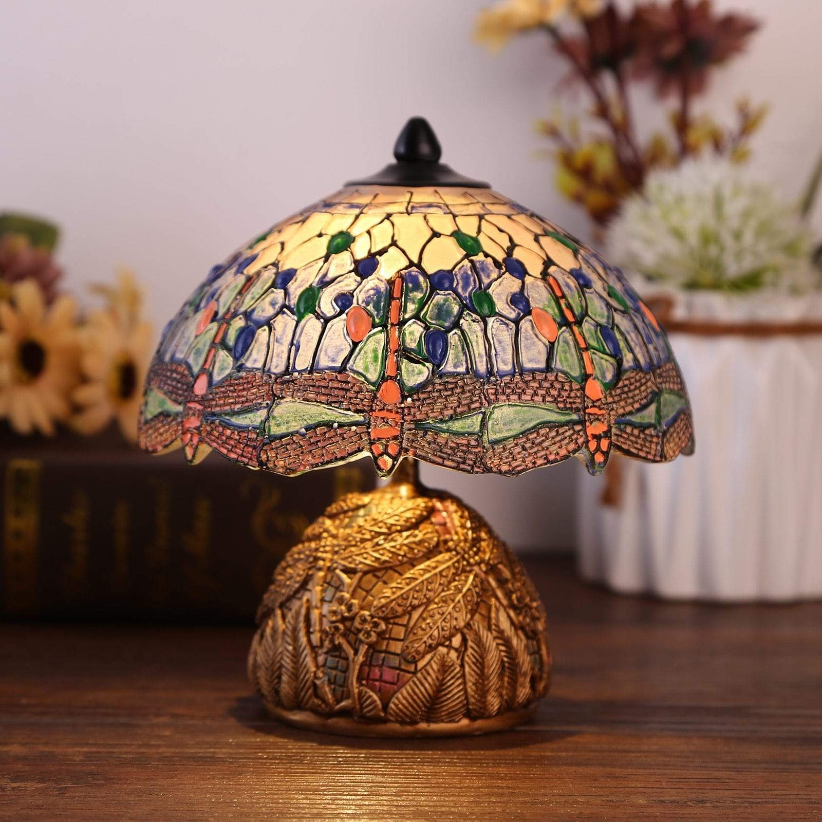 Vakker blå vintage lampe med elegant øyenstikkerdesign; perfekt som dekorativ stuebelysning.