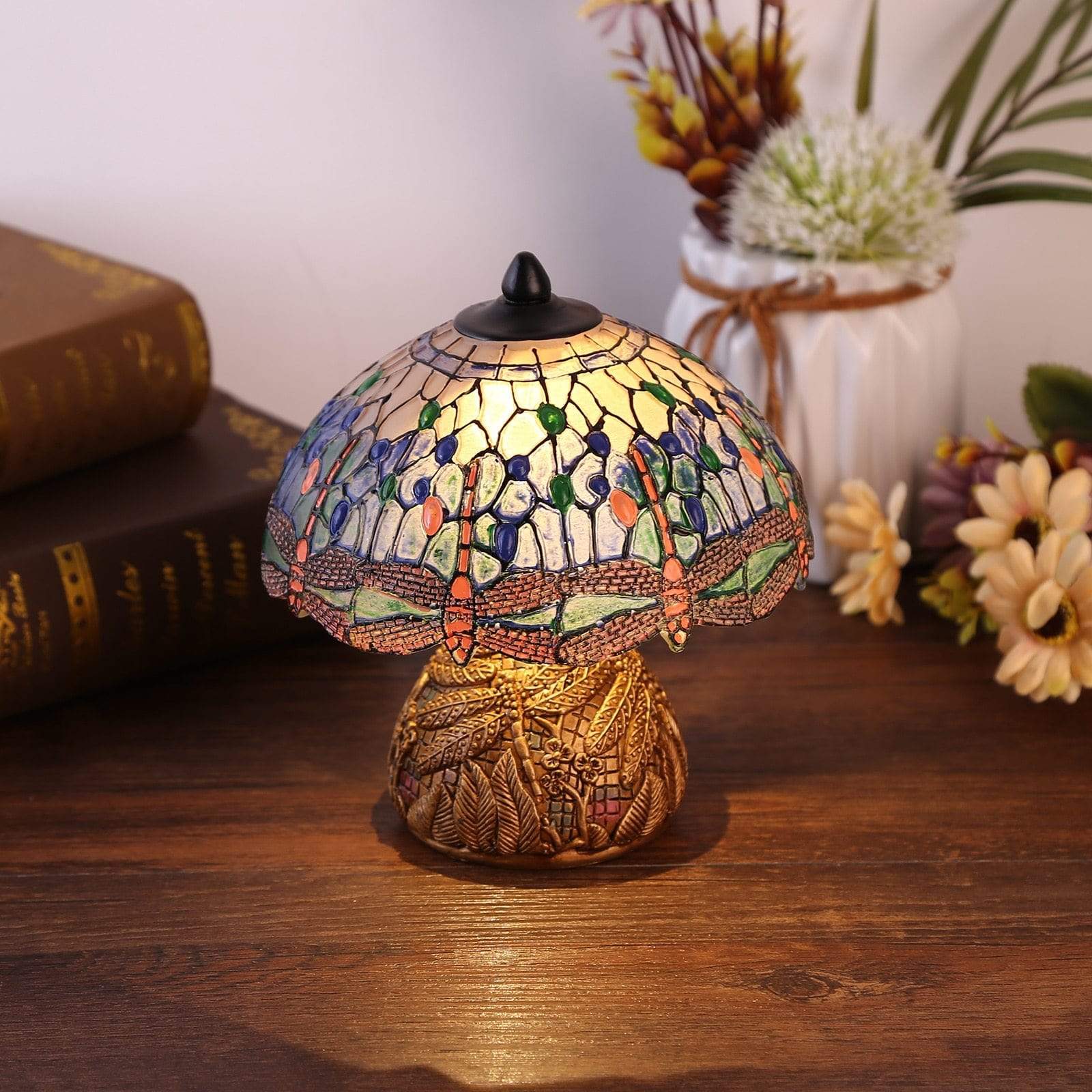 Dekorativ vintage lampe med fargerikt øyenstikkerdesign; et unikt innslag i bohemsk interiør.