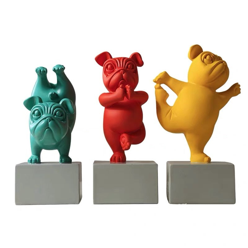Unik yoga bulldog figur i harpiks, perfekt til barnerom eller hjemmedekorasjon.