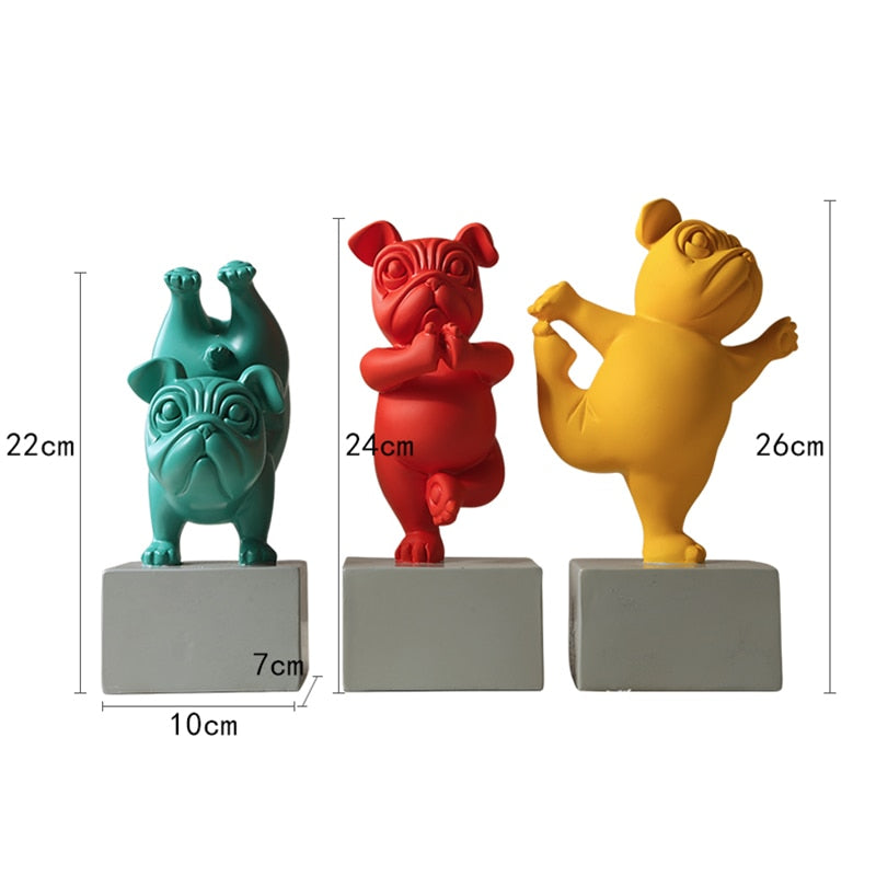 Yoga bulldog i zen-positur, en sjarmerende harpiksfigur for interiør og barnerom.