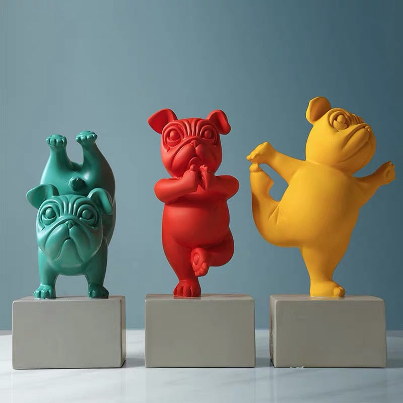 Rolig bulldog i meditasjonsyoga-positur, sjarmerende dekor for hjem og barnerom.