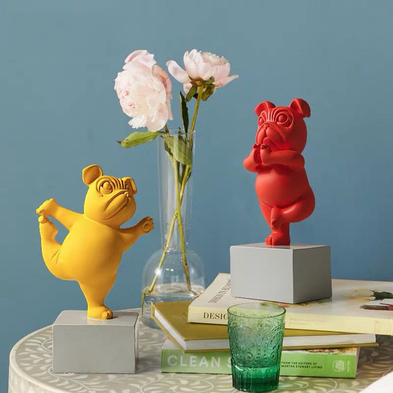 Lekker yoga bulldog figur for barnas rom, en morsom og unik harpiksdekorasjon.