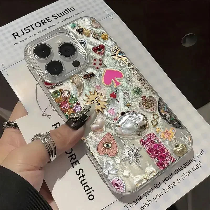 iPhone med retro telefondeksel. Kombinerer stil, beskyttelse og et unikt vintage design.