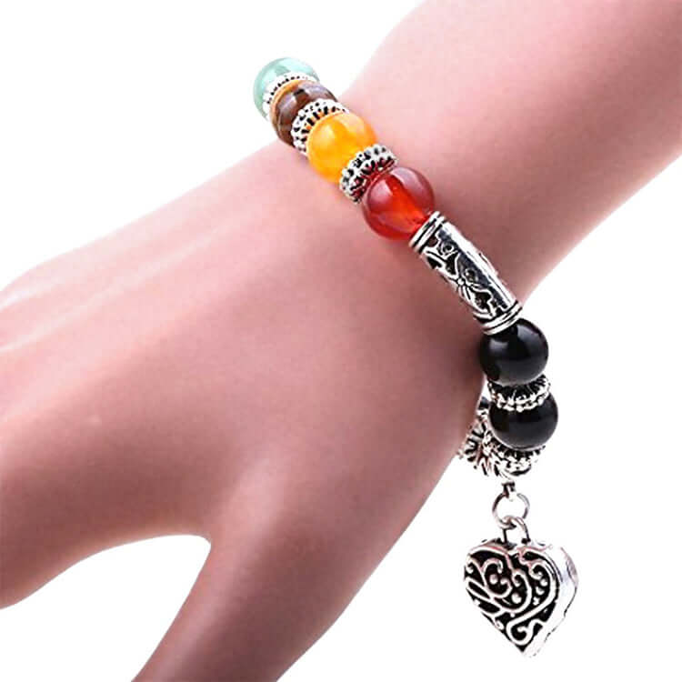 Håndlaget 7 chakra steinarmbånd, ideelt for menn og kvinner. Støtter energi, balanse og generell helse.