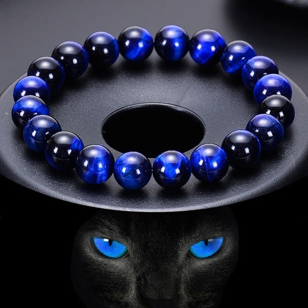 Nærbilde av unisex armbånd med dypblå tigerøye perler. Perfekt for healing og daglig beskyttelse.