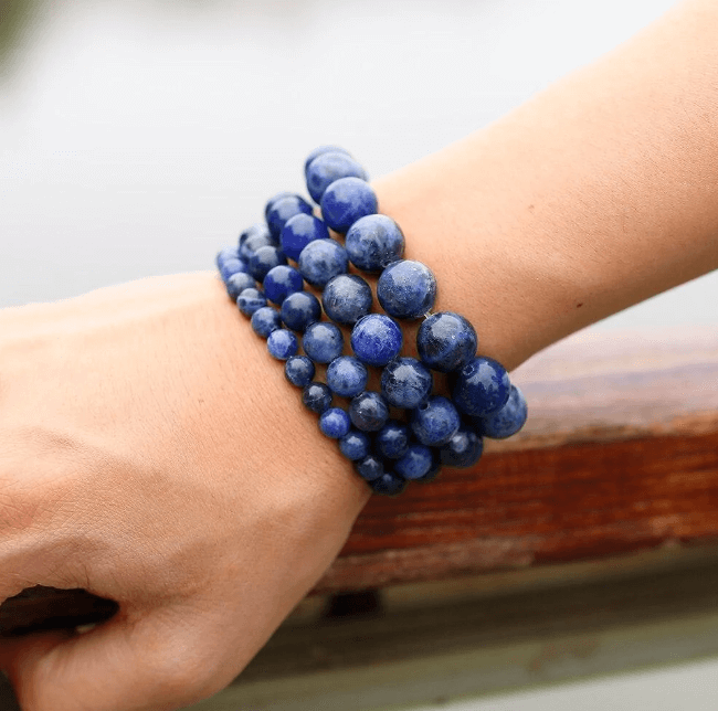 Armbånd med unike natursteiner. Kvalitetssmykke som gir energi og balanse til bæreren.