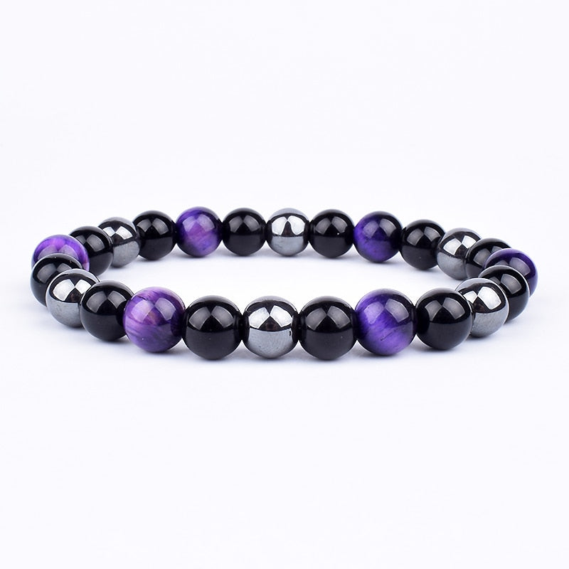 Nærbilde av unisex armbånd med polerte obsidian, tigerøye og hematitt natursteiner. Smykker for ro.